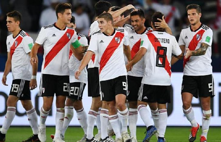 Mundial de Clubes River goleó al Kashima y se quedó con el tercer puesto El Millonario le ganó con solvencia al conjunto japonés con dos goles de Martínez y otros de Zuculini y Borré y cerró su participación en el Mundial de Clubes arriba del del podio. Con pocas cosas en juego, y enfocado en lo que será el festejo de este domingo en el Monumental por la obtención de la Copa Libertadores, River se despidió del Mundial de Clubes con una alegría: se impuso por 4-0 a Kashima en Abu Dhabi y se quedó con el tercer puesto en este torneo. Desde el martes que el equipo de Gallardo comenzó a contar los días y las horas para regresar al país y, de una vez por todas, poder festejar el histórico título conseguido ante Boca, en Madrid. Y con la mente en eso, afrontó su duelo ante Kashima, un equipo nivel inferior y que no pudo hacerle frente al conjunto millonario. Al margen de que Gallardo decidió jugar el encuentro mayoría de suplentes, la supremacía entre uno y otro equipo se notó desde el comienzo. River, con un trabajo prolijo y buenas combinaciones, impuso condiciones en el juego e hilvanó una goleada, un triunfo sin atenuantes y dejó en claro cuál es la diferencia entre ambos equipos. Si bien el equipo japonés tuvo algunas chances a lo largo de los noventa minutos, con tres remates en los palos y algunas buenas intervenciones de Lux, River marcó los hilos desde el juego y fue un justo ganador. El equipo de Gallardo se puso en ventaja a los 23 minutos con un gol de cabeza de Zuculini, que conectó un preciso centro de De La Cruz. Y desde ahí, ganó confianza y reafirmó su supremacía. Sin embargo, algunas imprecisiones en la zona de gestación le impidieron ampliar la diferencia y liquidar rápido la historia. Todo eso lo consiguió en el complemento. Gallardo retocó el equipo, puso a Quintero (por Moreira) y Fernández (por Palacios), y ganó precisión en el medio. Luego, entró Martínez (por De La Cruz) y sentenció la historia. El Pity, en su último partido en River, fue determinante en el juego y, con sus dos goles, también lo fue en el resultado: a los 27, y tras un lindo pase de Álvarez, definió sin resistencia para el 2-0 y luego, en el epílogo y después del gol de penal de Borré, cerró el partido con un golazo. Así, River se despidió del Mundial de Clubes y ya piensa en el regreso para festejar, junto a los hinchas, la histórica Copa Libertadores.