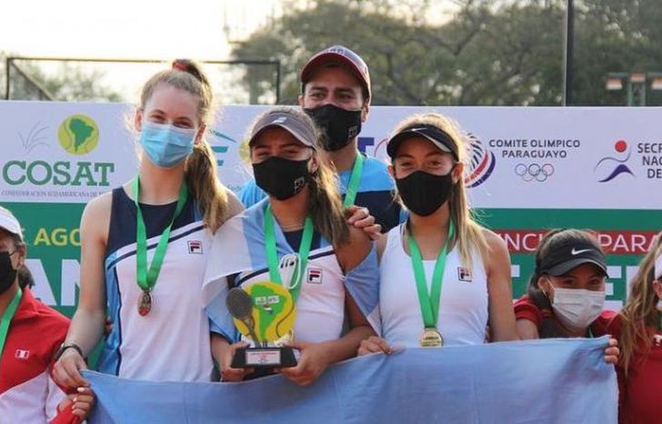 Vicky, junto a sus compañeras, en lo más alto del podio.