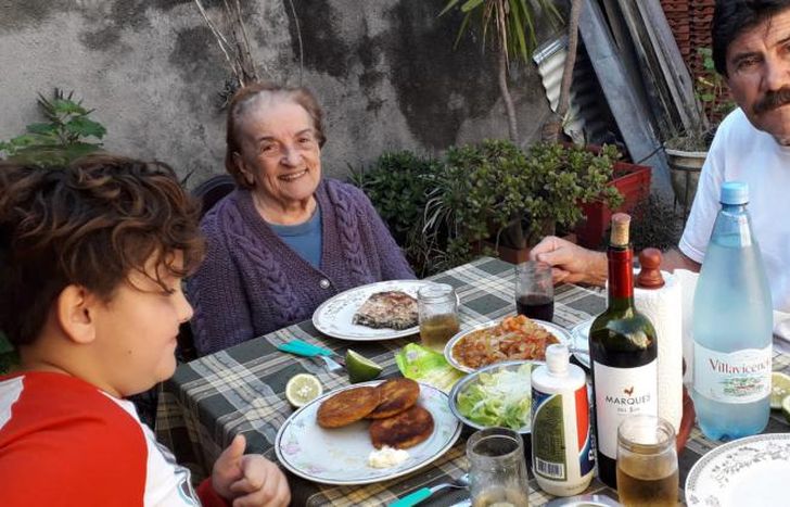 Junto a su familia.