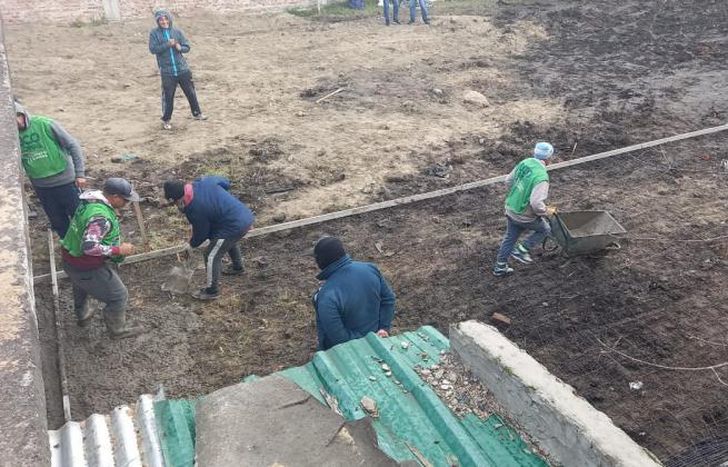 La cancha era de tierra y no se podía usar en días de lluvia.
