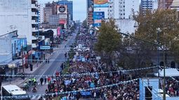 Desfilaron instituciones por la avenida Hipólito Yrigoyen.