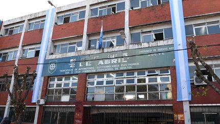 A la escuela van 1883 estudiantes y 450 docentes.