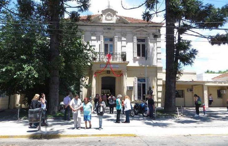 A los 10 minutos llegó la ambulancia que llevó a la pequeña al Gandulfo.