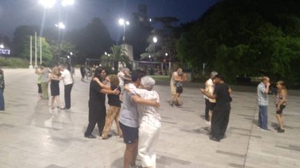 Cualquier vecino de Lomas de Zamora puede ser parte de la actividad, que es abierta y a la gorra. Cualquier vecino de Lomas de Zamora puede ser parte de la actividad, que es abierta y a la gorra.