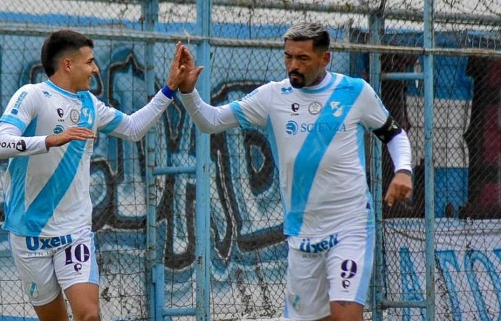Mavilla celebra su gol junto al Animal López.