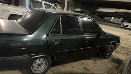 El auto robado en el que iban los detenidos.