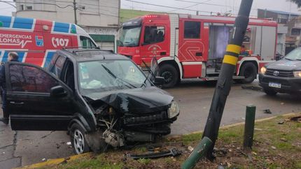 La camioneta impactó contra un semáforo.