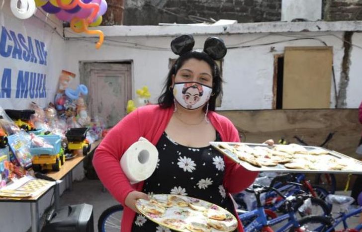Las alumnas elaboraron la comida que se entregó.