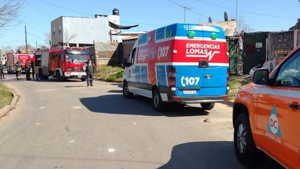 Bomberos, una ambulancia de Emergencias Lomas y Defensa Civil trabajaron en el lugar.