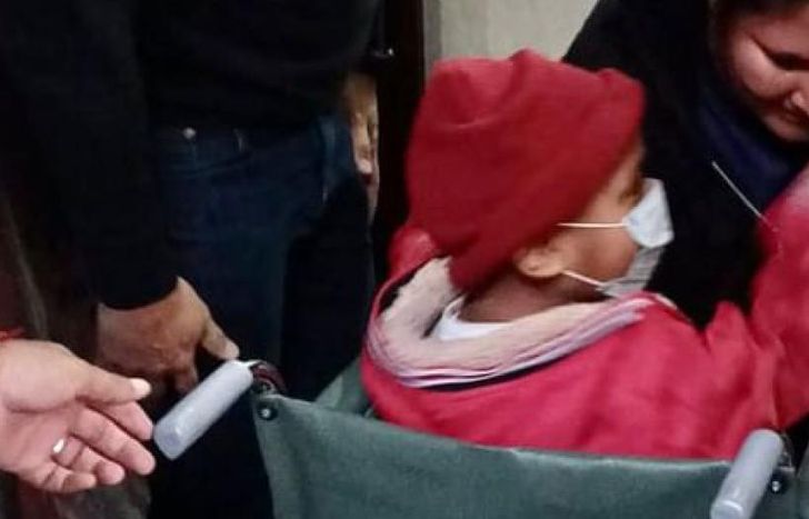 Franco tiene 5 años y recibió una silla de ruedas.