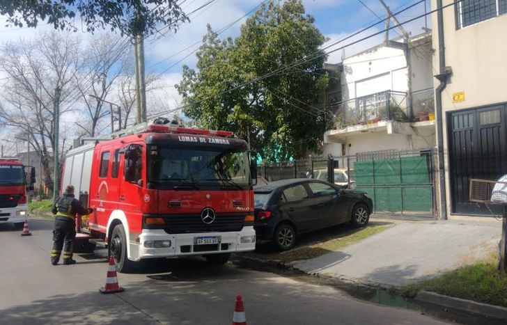 Dos dotaciones de los Bomberos de Lomas intervinieron en el lugar.