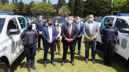 Alberto entregó móviles policiales para la Bonaerense en Lomas.