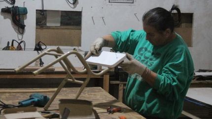 Ya arreglaron más de 7.500 sillas y mesas.