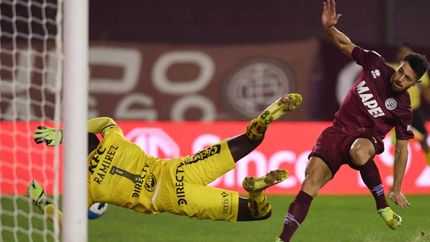 Acosta no llega a conectar el centro de Varaldo. Acosta no llega a conectar el centro de Varaldo.