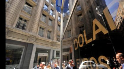 el dolar salta 82 centavos y se acerca a los $42