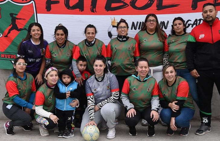El equipo de mayores del Nuevo Bosque, junto a su DT.