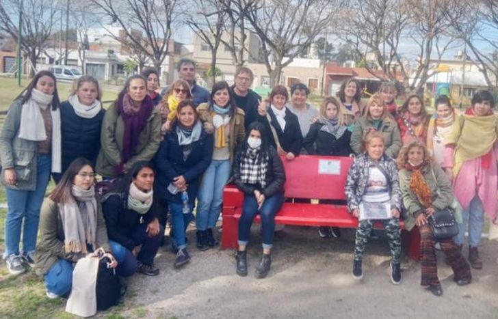 Inauguraron un banco rojo y colocaron una placa en memoria de Laura Rivero y Thiago Castro.