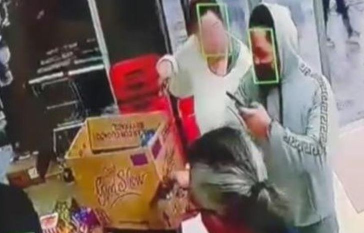 El ataque quedó filmado por una cámara de seguridad.