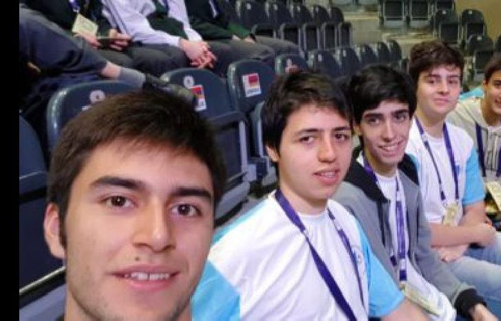 Junto a sus compañeros en una de las olimpíadas.