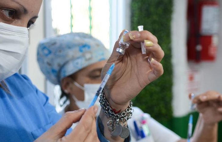 Vacunan en los clubes de fútbol.