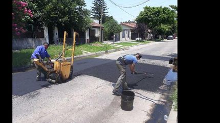 mejoran la circulacion con trabajos de bacheo en distintos barrios