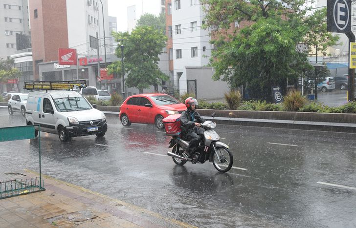 ¿A qué hora llegan las lluvias a Lomas de Zamora?