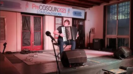 Leandro haciendo lo que más le gusta: trasmitir sentimientos a los oyentes.