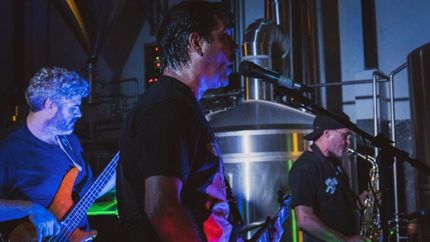 El show será a la gorra.