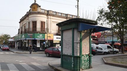 El kiosco estaba abierto prácticamente todo el día, desde la madrugada hasta cercano a la medianoche. El kiosco estaba abierto prácticamente todo el día, desde la madrugada hasta cercano a la medianoche.