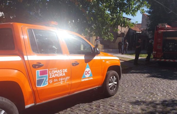 Defensa Civil y los Bomberos de Lomas, presentes en el lugar del incendio.