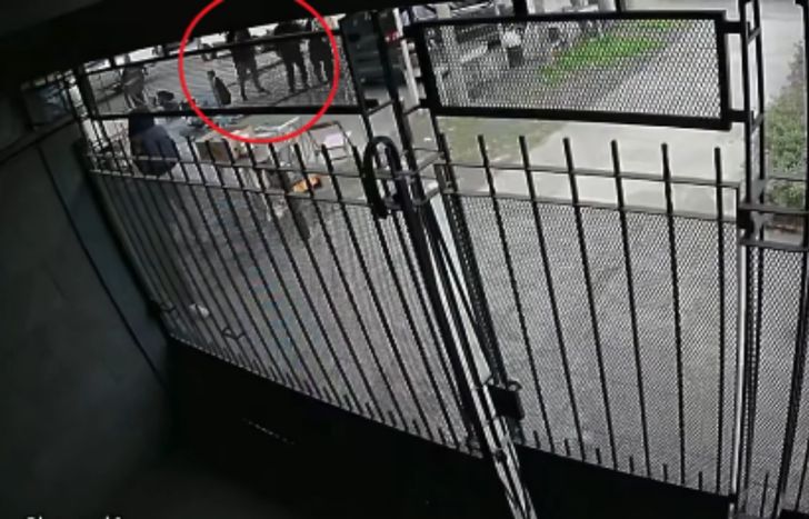 El momento en el que un vecino saca la foto del frente de la casa en Fiorito.