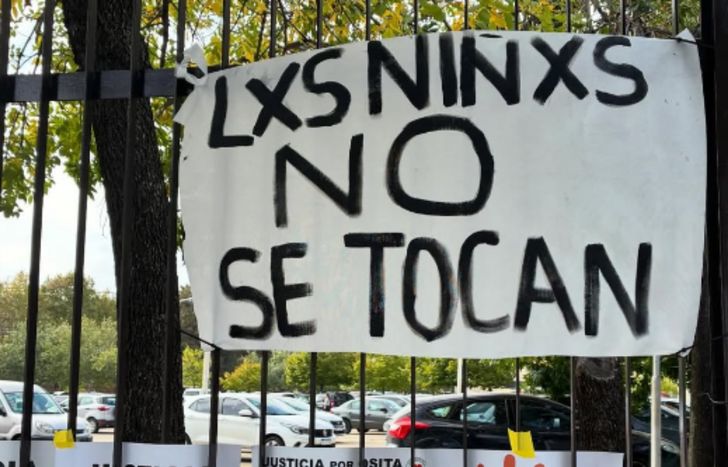 Consignas con pedido de justicia durante el juicio en los Tribunales de Lomas.