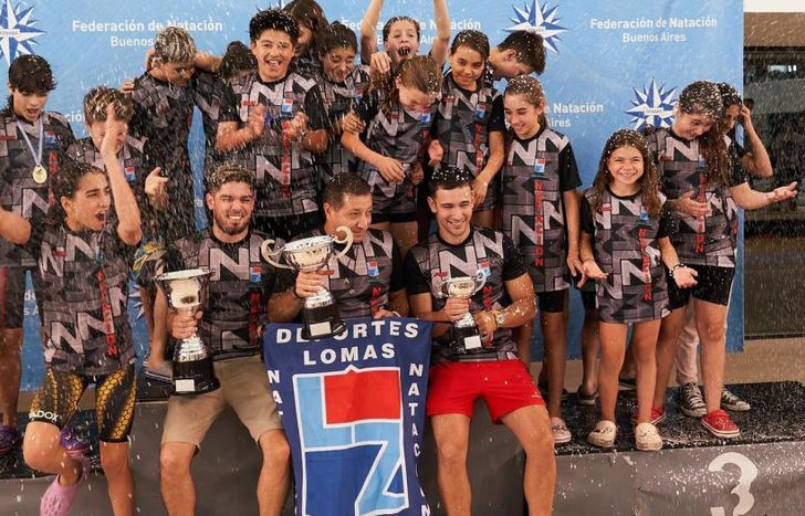 Los chicos lomenses, en lo más alto del podio.