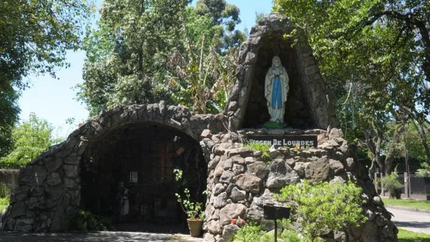 La celebración de fe, en Turdera, es abierta para todos los fieles.