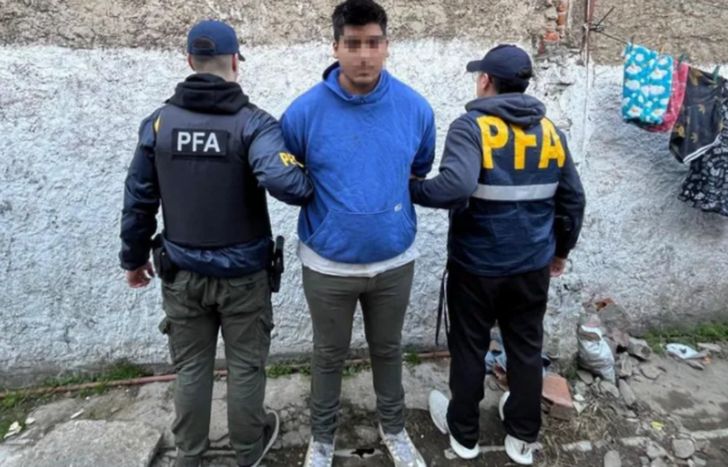 El presunto padrastro abusador está detenido.