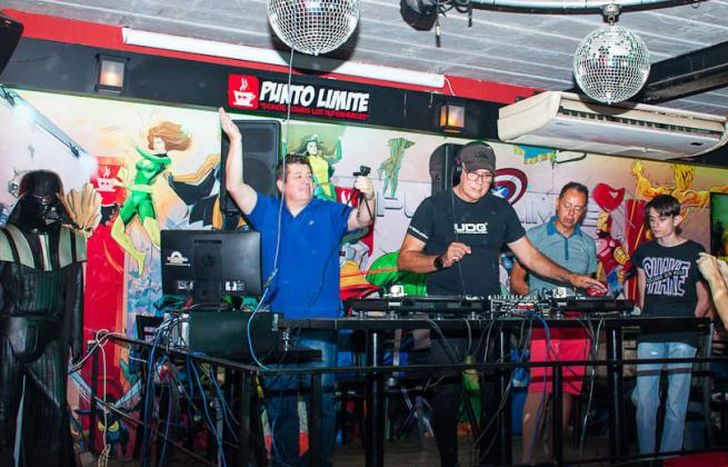 El Club del Vinilo (Argentina) cumple 900 trasmisiones y festejarán en el bar Punto Límite.