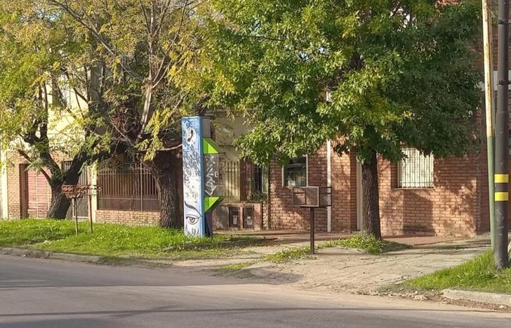 La cabina continúa asombrando a todos los vecinos que pasan por el lugar.