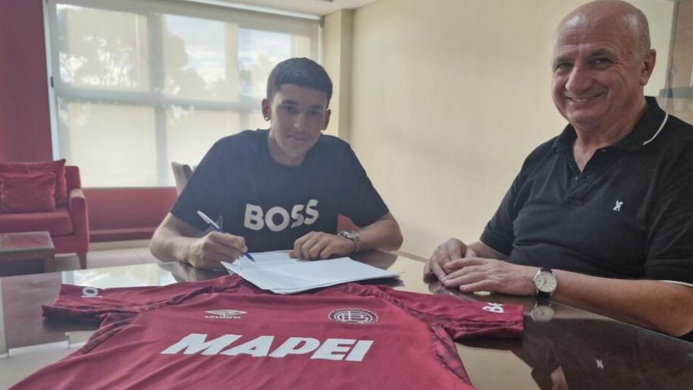 Luca tiene 19 años y es hijo de Julián Kmet, otro talento surgido de Lanús.