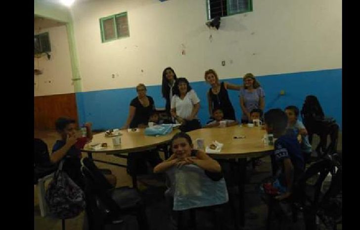 no sólo enseñan, también contienen.