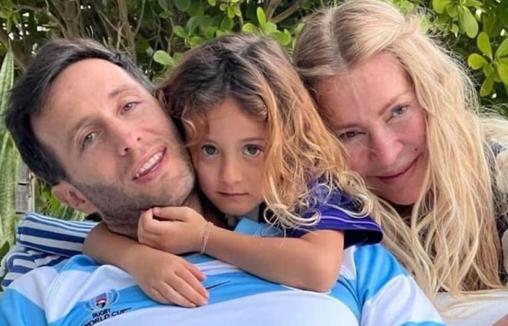 Mila, con su papá y su abuela Cris Morena.
