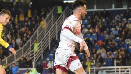 Ángel González tuvo una de las más claras de Lanús en el primer tiempo.