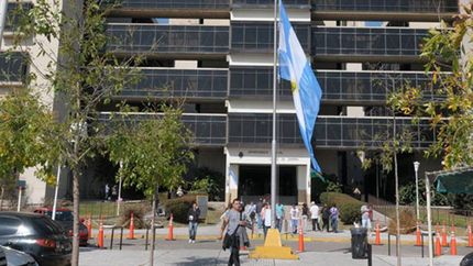 seguira detenida la mujer acusada de estrangular a su nieta en budge
