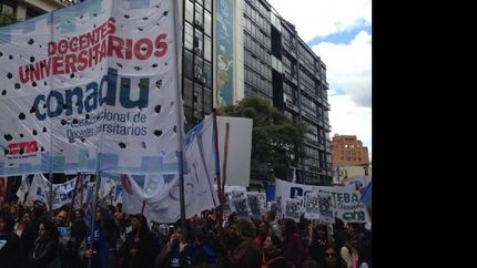 docentes universitarios iniciaron paro por 48 horas