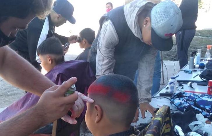 Los peluqueros hicieron felices a más de 60 vecinos.