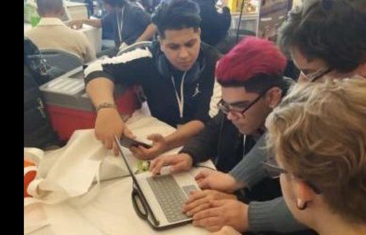 los chicos hacen trabajo de informática.