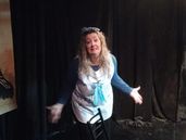 Daniella se sube al escenario para poner toda su experiencia como docente en un unipersonal lleno de humor y reflexión.