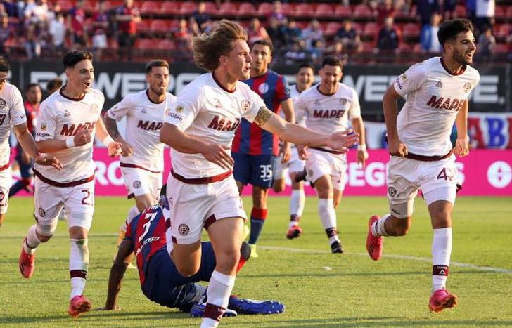 Un pelotón de Granates corren detrás del festejo de De la Vega.