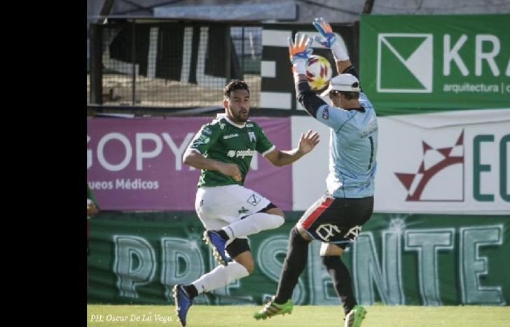 Enzo Díaz, el mejor del local, tuvo varias chances a lo largo de los 90 minutos.