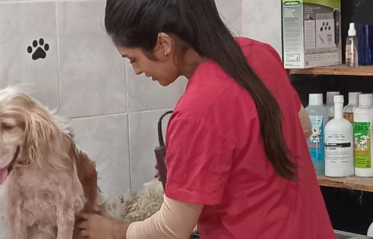 Carla es una apasionada de los animales y disfruta de su trabajo diario.