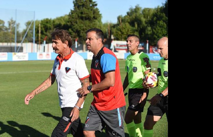 Al término del primer tiempo, el DT ya estaba anojado con la actuación del árbitro Bruno Bocca.